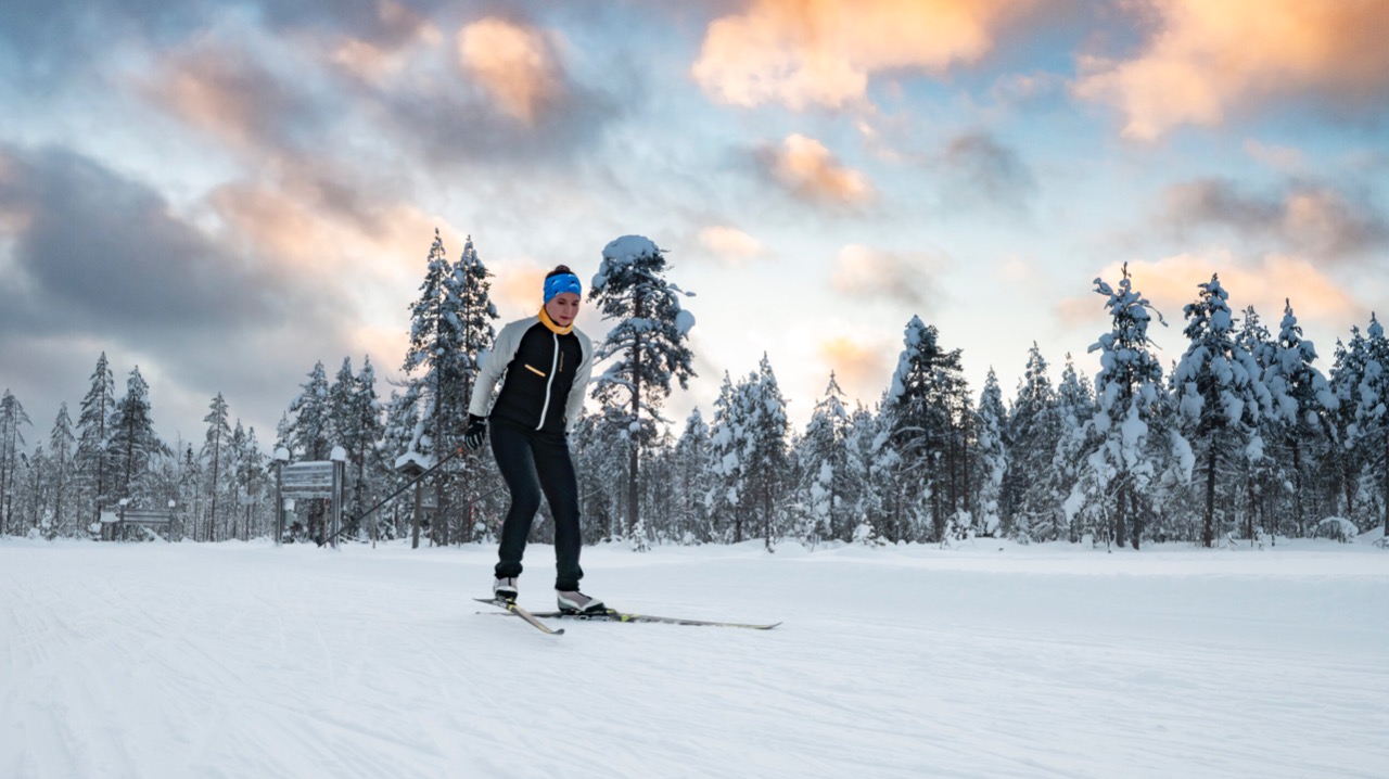 Nainen hiihtää Ukkohallan laduilla