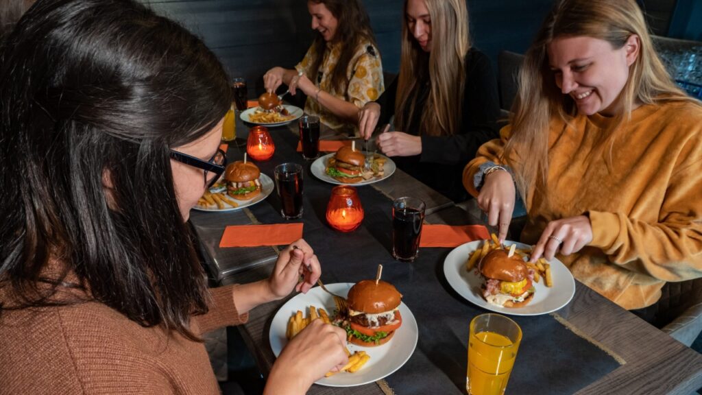 Ruokailu ravintola Hallan Karhussa