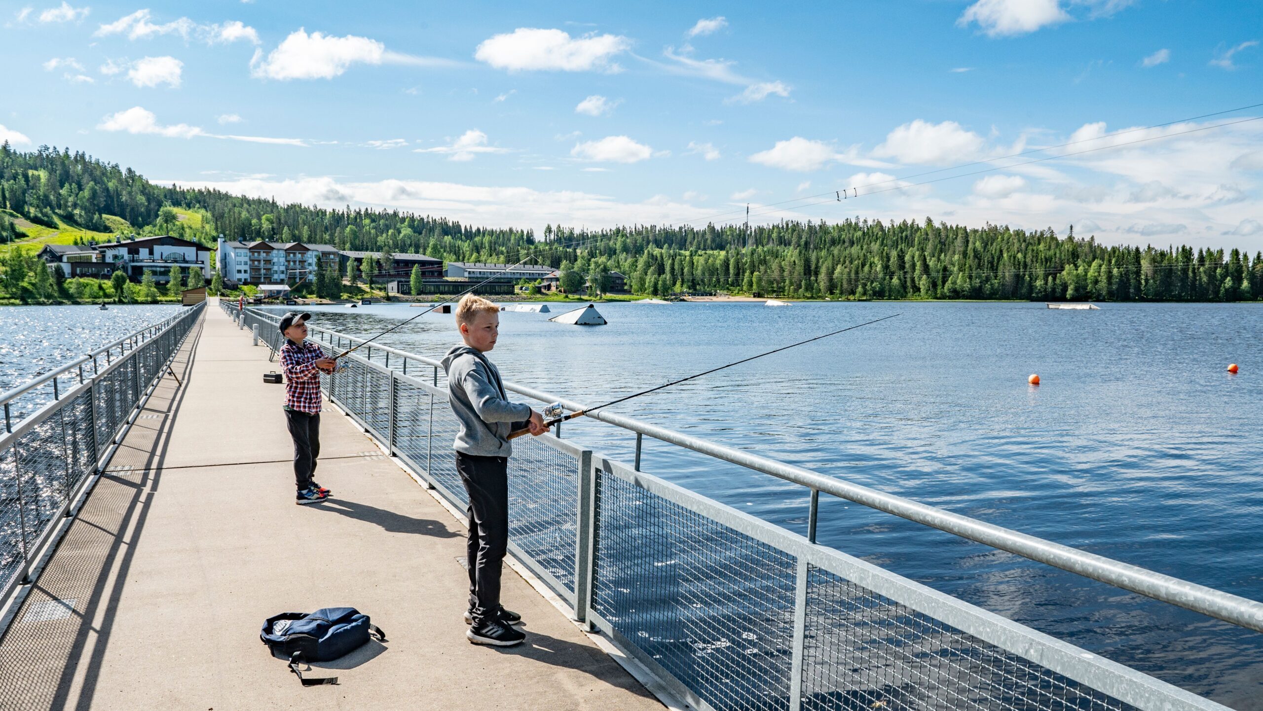 Pojat kalalla Syväjärvellä aurinkoisena päivänä.